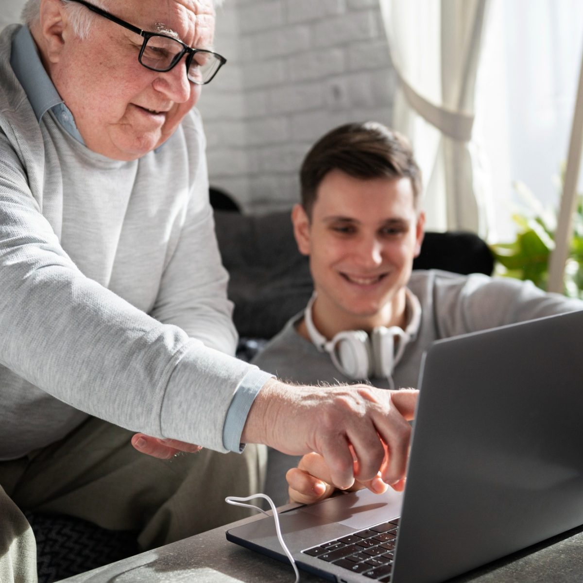 idősebb generáció biztonságos internetezés